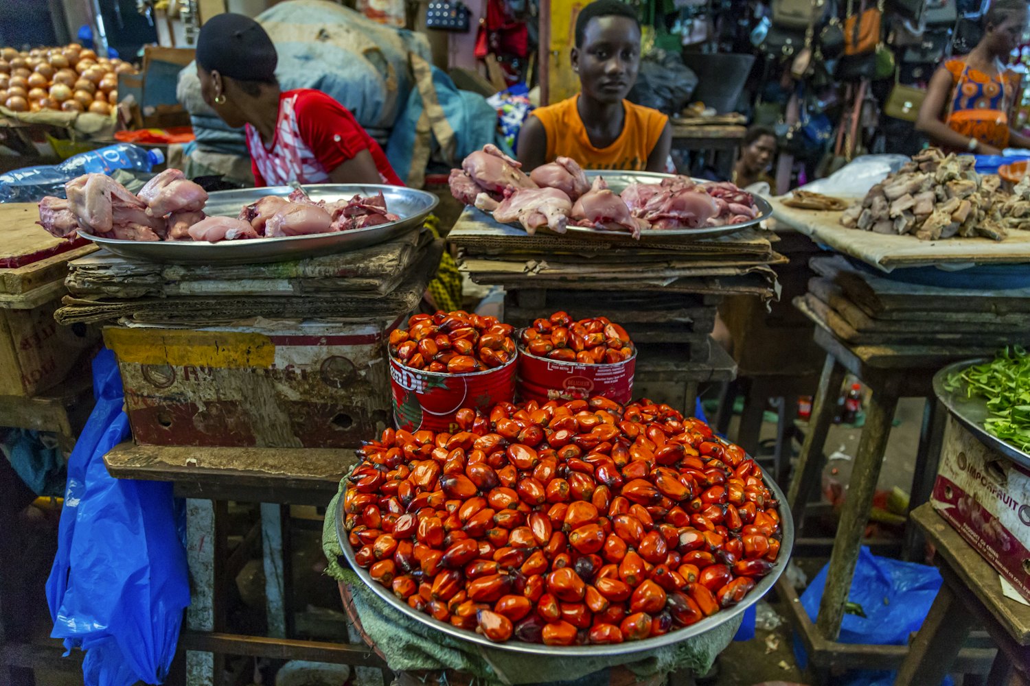 Un marché en Côte d’Ivoire — étals de marchandes